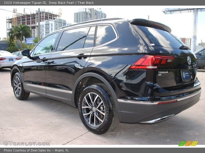 Deep Black Pearl / Titan Black 2020 Volkswagen Tiguan SE