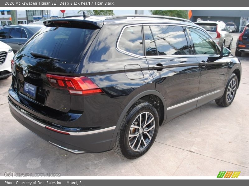 Deep Black Pearl / Titan Black 2020 Volkswagen Tiguan SE