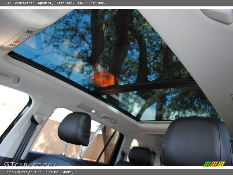 Deep Black Pearl / Titan Black 2020 Volkswagen Tiguan SE