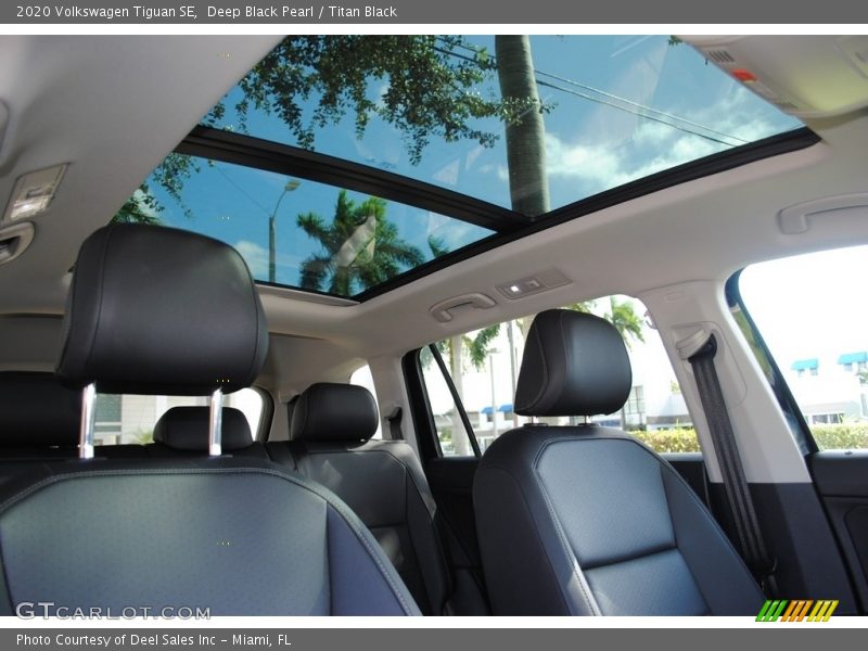 Deep Black Pearl / Titan Black 2020 Volkswagen Tiguan SE