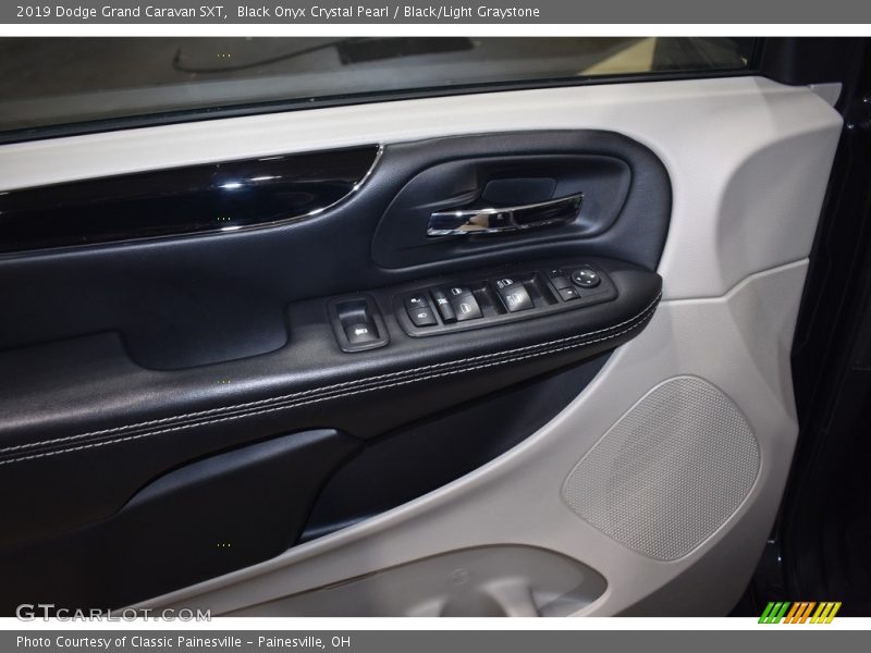 Black Onyx Crystal Pearl / Black/Light Graystone 2019 Dodge Grand Caravan SXT