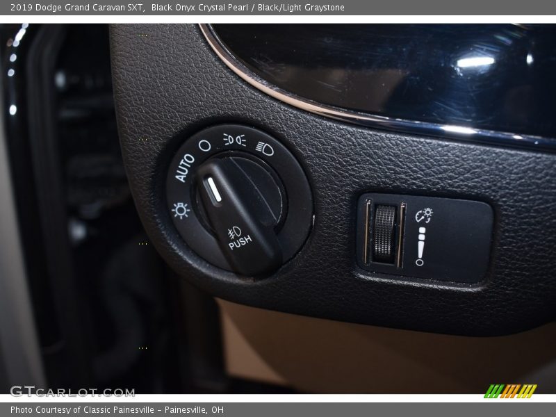 Black Onyx Crystal Pearl / Black/Light Graystone 2019 Dodge Grand Caravan SXT