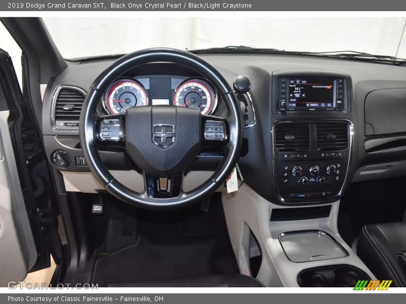 Black Onyx Crystal Pearl / Black/Light Graystone 2019 Dodge Grand Caravan SXT