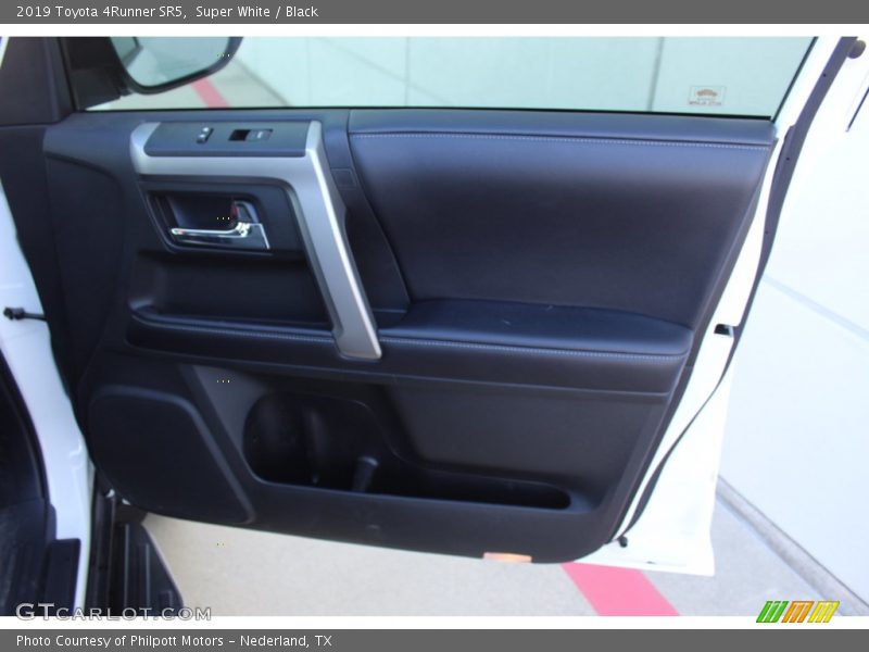 Super White / Black 2019 Toyota 4Runner SR5
