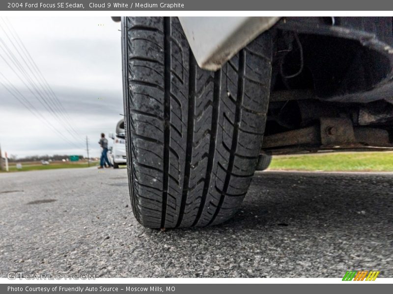 Cloud 9 White / Medium Graphite 2004 Ford Focus SE Sedan