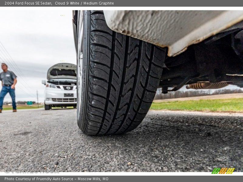 Cloud 9 White / Medium Graphite 2004 Ford Focus SE Sedan