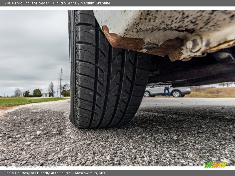 Cloud 9 White / Medium Graphite 2004 Ford Focus SE Sedan