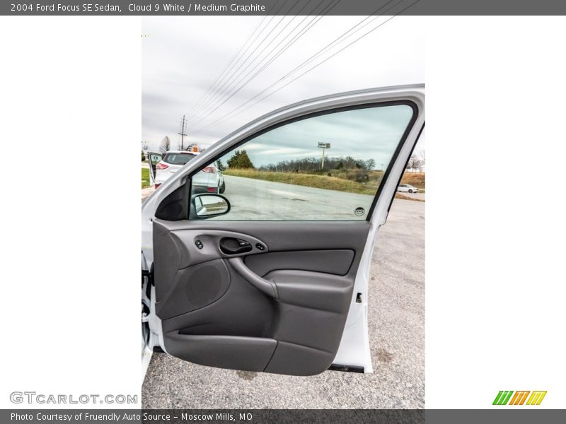 Cloud 9 White / Medium Graphite 2004 Ford Focus SE Sedan