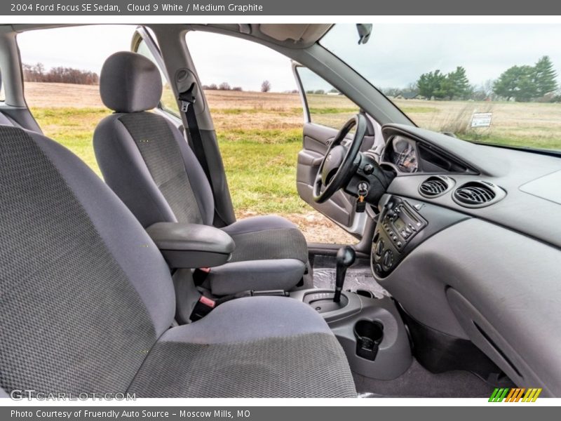 Cloud 9 White / Medium Graphite 2004 Ford Focus SE Sedan