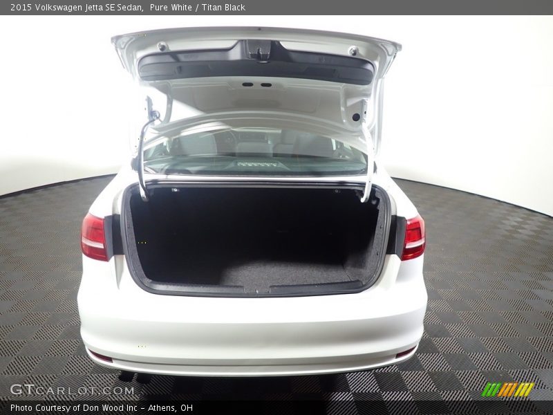 Pure White / Titan Black 2015 Volkswagen Jetta SE Sedan
