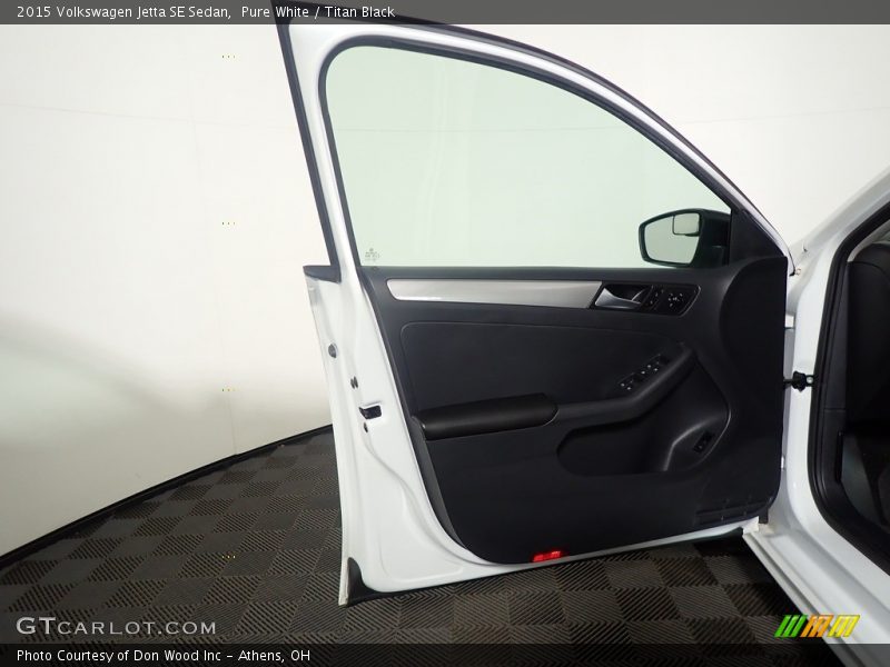 Pure White / Titan Black 2015 Volkswagen Jetta SE Sedan
