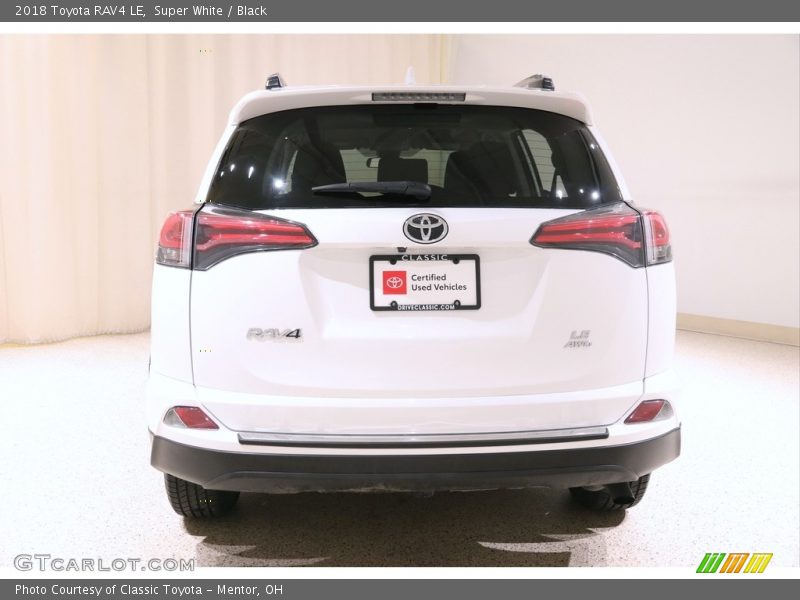 Super White / Black 2018 Toyota RAV4 LE