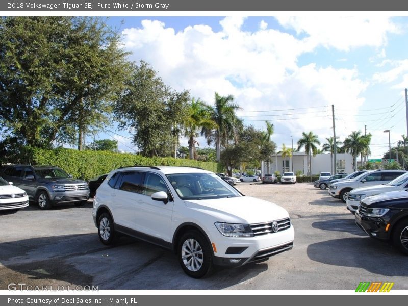 Pure White / Storm Gray 2018 Volkswagen Tiguan SE