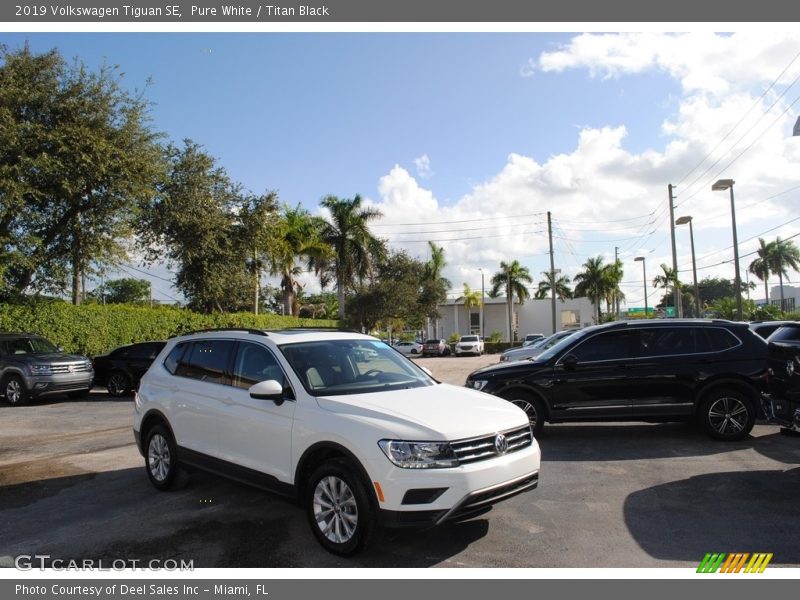 Pure White / Titan Black 2019 Volkswagen Tiguan SE