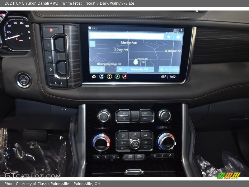 White Frost Tricoat / Dark Walnut/­Slate 2021 GMC Yukon Denali 4WD