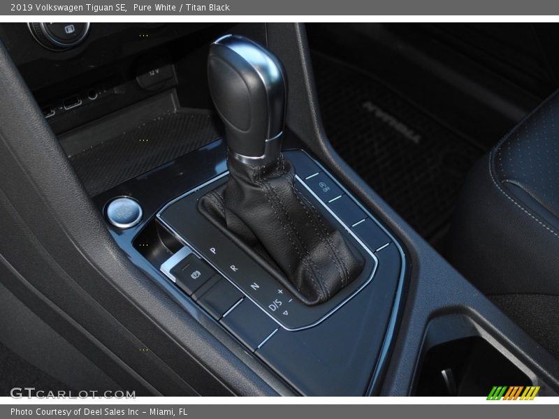 Pure White / Titan Black 2019 Volkswagen Tiguan SE