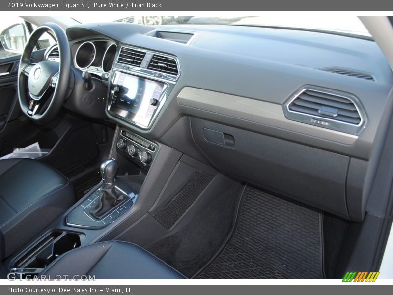 Pure White / Titan Black 2019 Volkswagen Tiguan SE