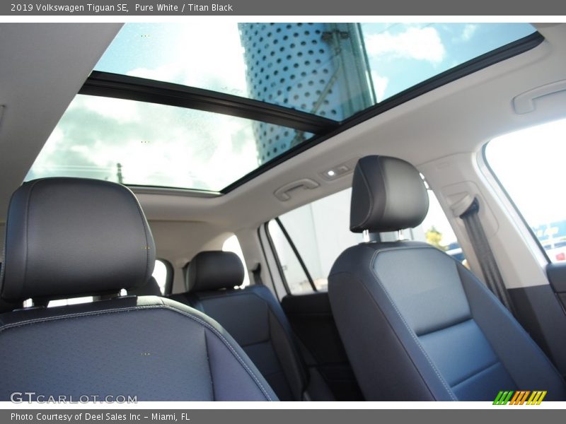 Pure White / Titan Black 2019 Volkswagen Tiguan SE