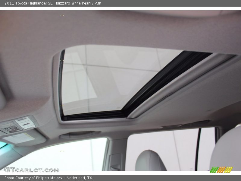 Blizzard White Pearl / Ash 2011 Toyota Highlander SE