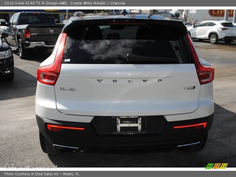 Crystal White Metallic / Charcoal 2019 Volvo XC40 T5 R-Design AWD