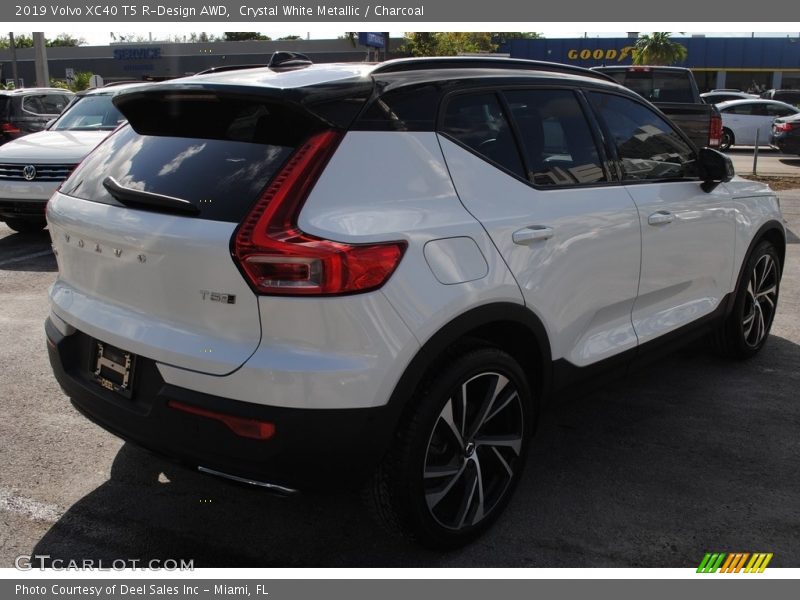 Crystal White Metallic / Charcoal 2019 Volvo XC40 T5 R-Design AWD