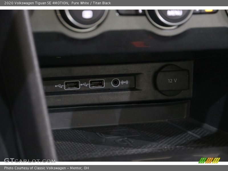 Pure White / Titan Black 2020 Volkswagen Tiguan SE 4MOTION
