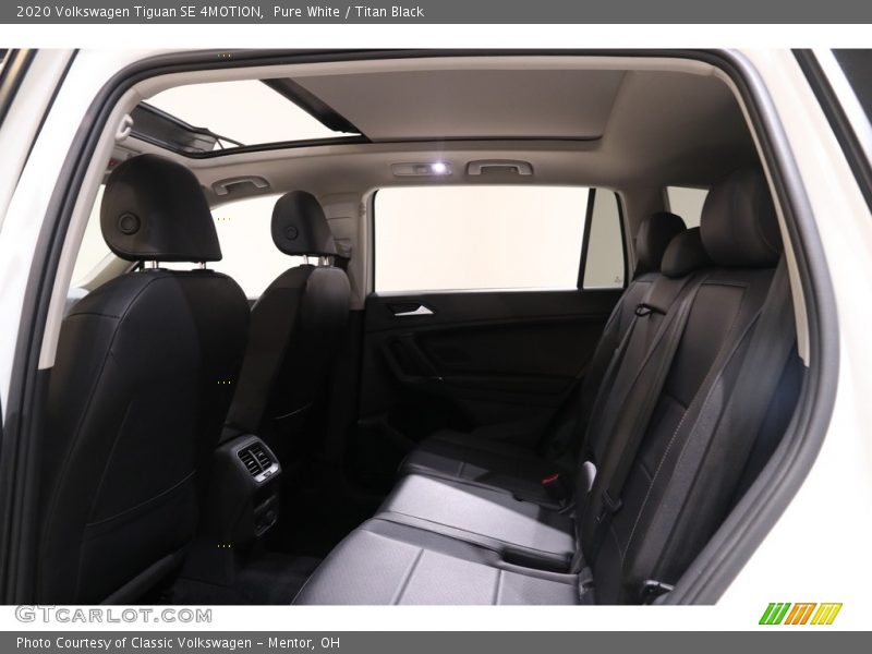Pure White / Titan Black 2020 Volkswagen Tiguan SE 4MOTION