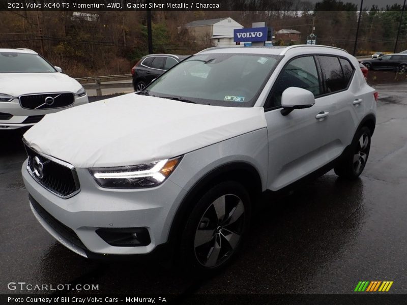 Glacier Silver Metallic / Charcoal 2021 Volvo XC40 T5 Momentum AWD