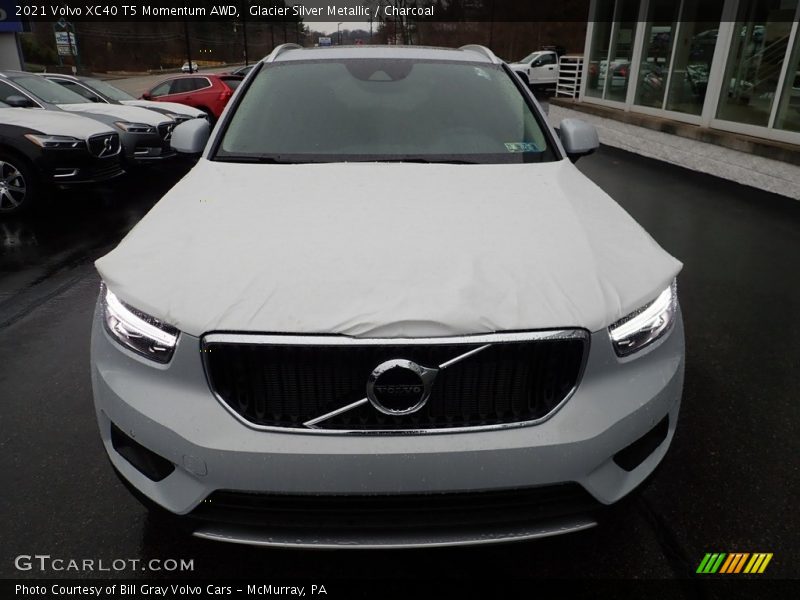 Glacier Silver Metallic / Charcoal 2021 Volvo XC40 T5 Momentum AWD