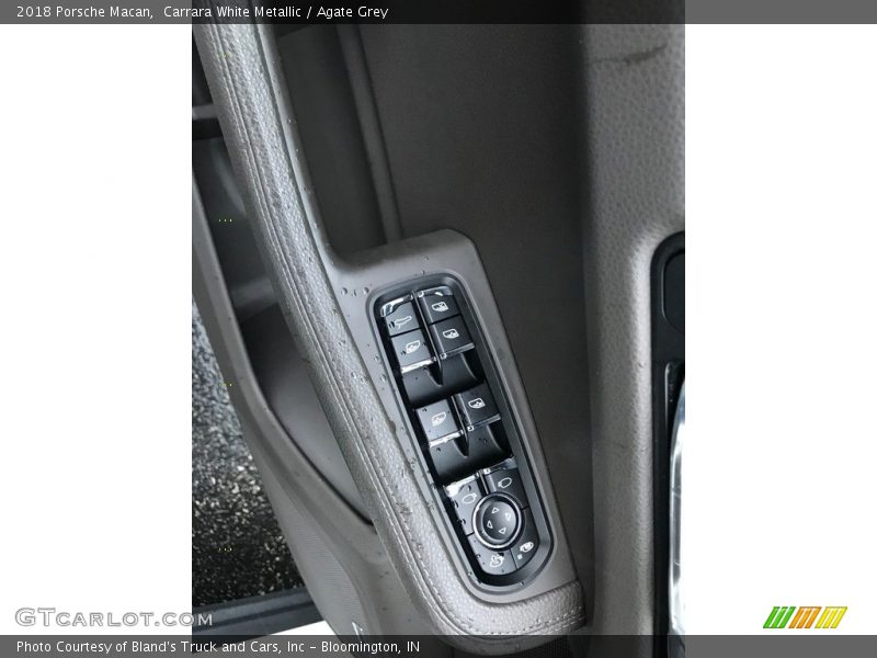 Carrara White Metallic / Agate Grey 2018 Porsche Macan