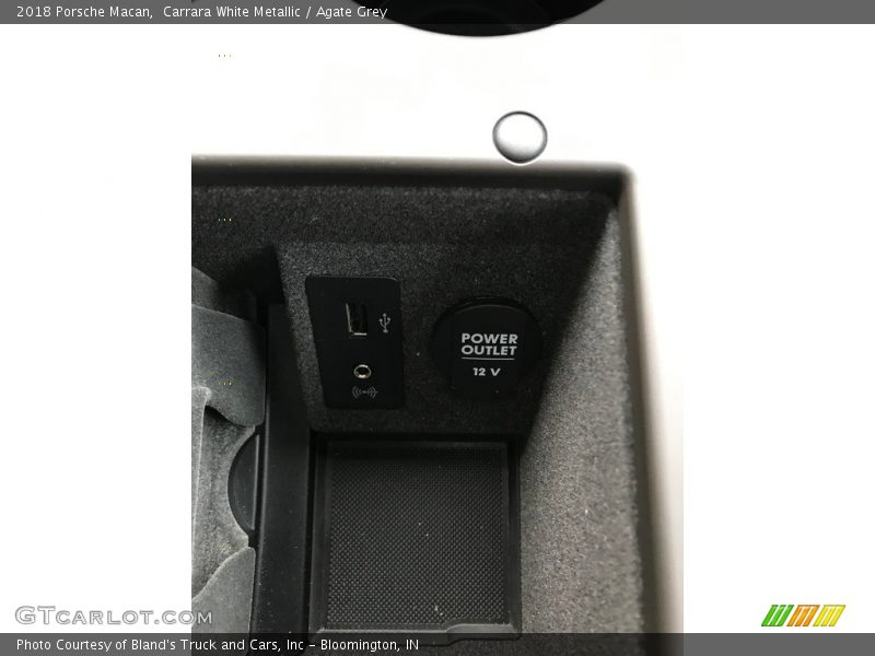 Carrara White Metallic / Agate Grey 2018 Porsche Macan