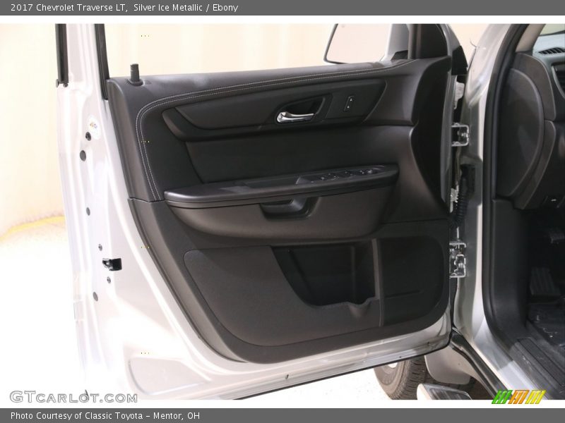 Silver Ice Metallic / Ebony 2017 Chevrolet Traverse LT