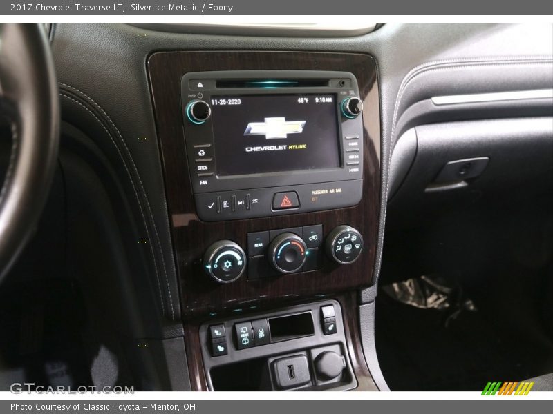 Silver Ice Metallic / Ebony 2017 Chevrolet Traverse LT