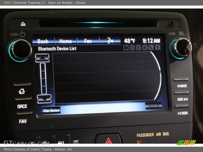 Silver Ice Metallic / Ebony 2017 Chevrolet Traverse LT