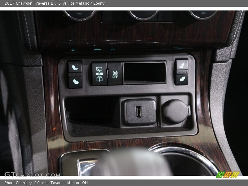 Silver Ice Metallic / Ebony 2017 Chevrolet Traverse LT