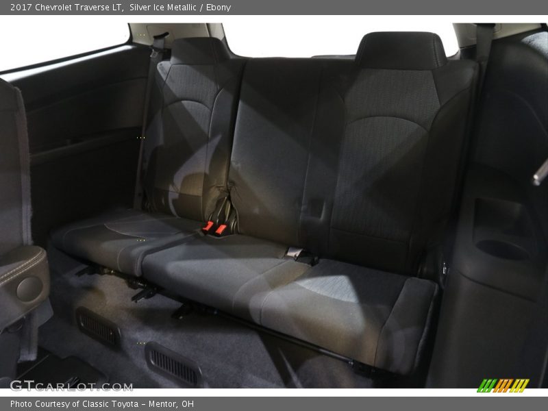 Silver Ice Metallic / Ebony 2017 Chevrolet Traverse LT