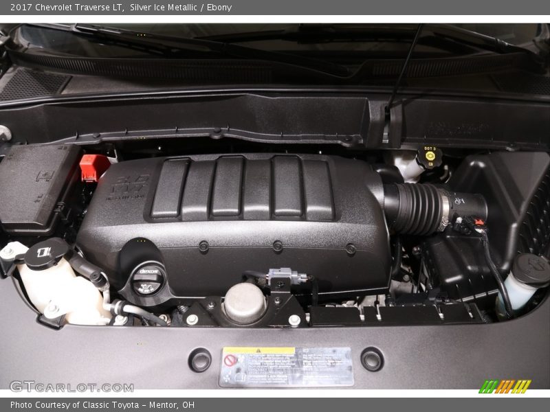 Silver Ice Metallic / Ebony 2017 Chevrolet Traverse LT