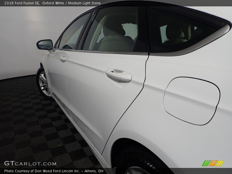 Oxford White / Medium Light Stone 2018 Ford Fusion SE