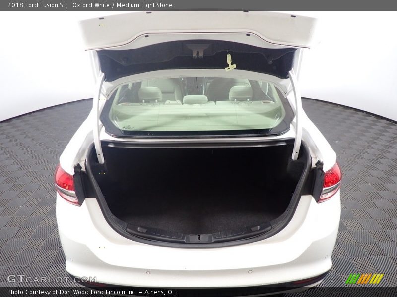 Oxford White / Medium Light Stone 2018 Ford Fusion SE