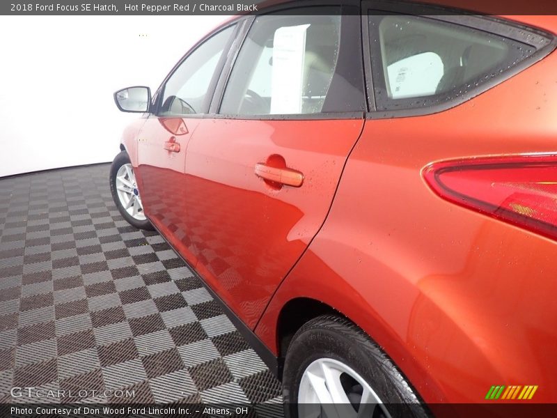 Hot Pepper Red / Charcoal Black 2018 Ford Focus SE Hatch