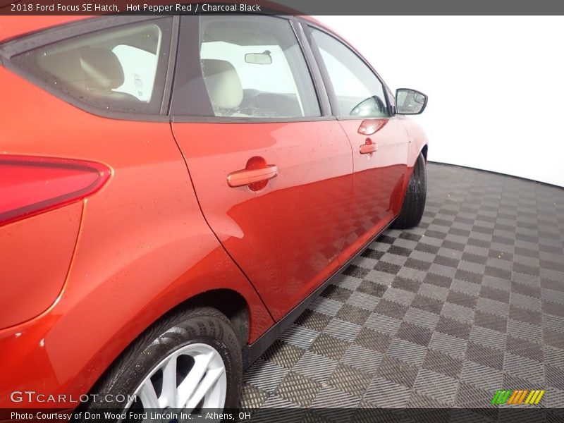 Hot Pepper Red / Charcoal Black 2018 Ford Focus SE Hatch