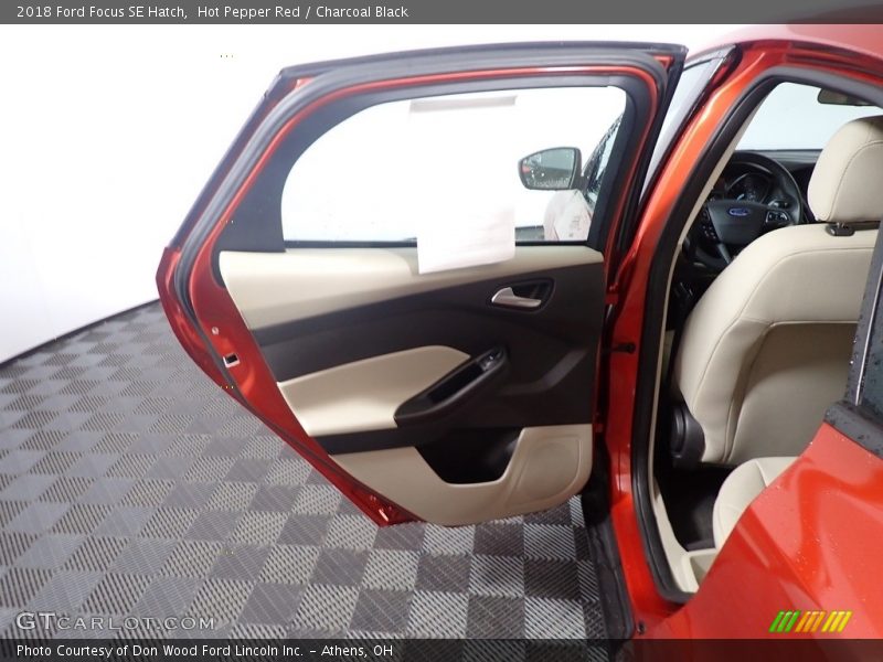 Hot Pepper Red / Charcoal Black 2018 Ford Focus SE Hatch