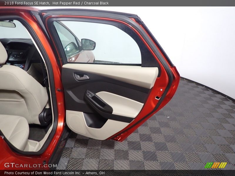 Hot Pepper Red / Charcoal Black 2018 Ford Focus SE Hatch