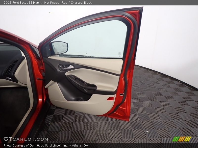 Hot Pepper Red / Charcoal Black 2018 Ford Focus SE Hatch