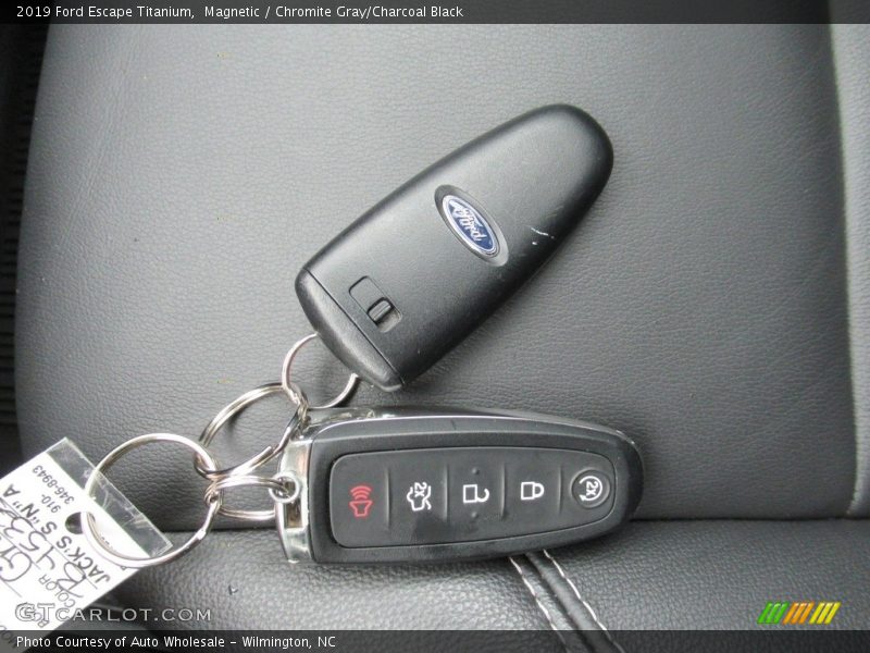 Magnetic / Chromite Gray/Charcoal Black 2019 Ford Escape Titanium