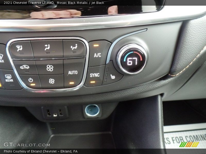 Mosaic Black Metallic / Jet Black 2021 Chevrolet Traverse LT AWD