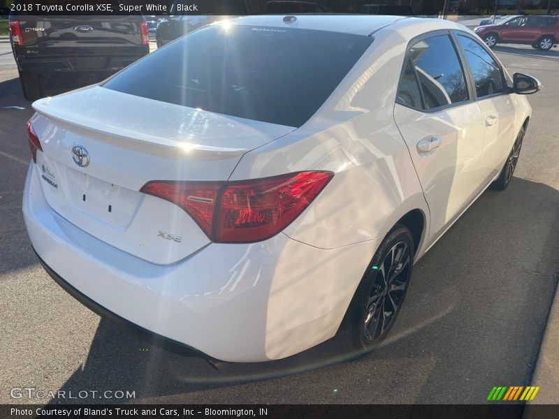 Super White / Black 2018 Toyota Corolla XSE