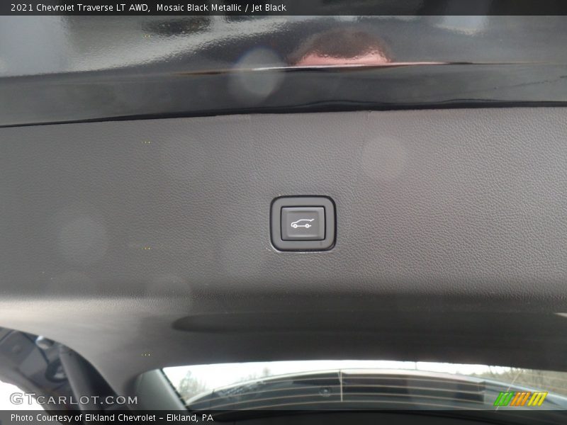 Mosaic Black Metallic / Jet Black 2021 Chevrolet Traverse LT AWD