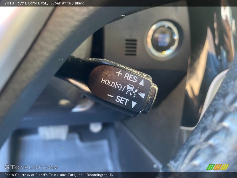 Super White / Black 2018 Toyota Corolla XSE