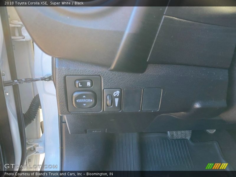 Super White / Black 2018 Toyota Corolla XSE